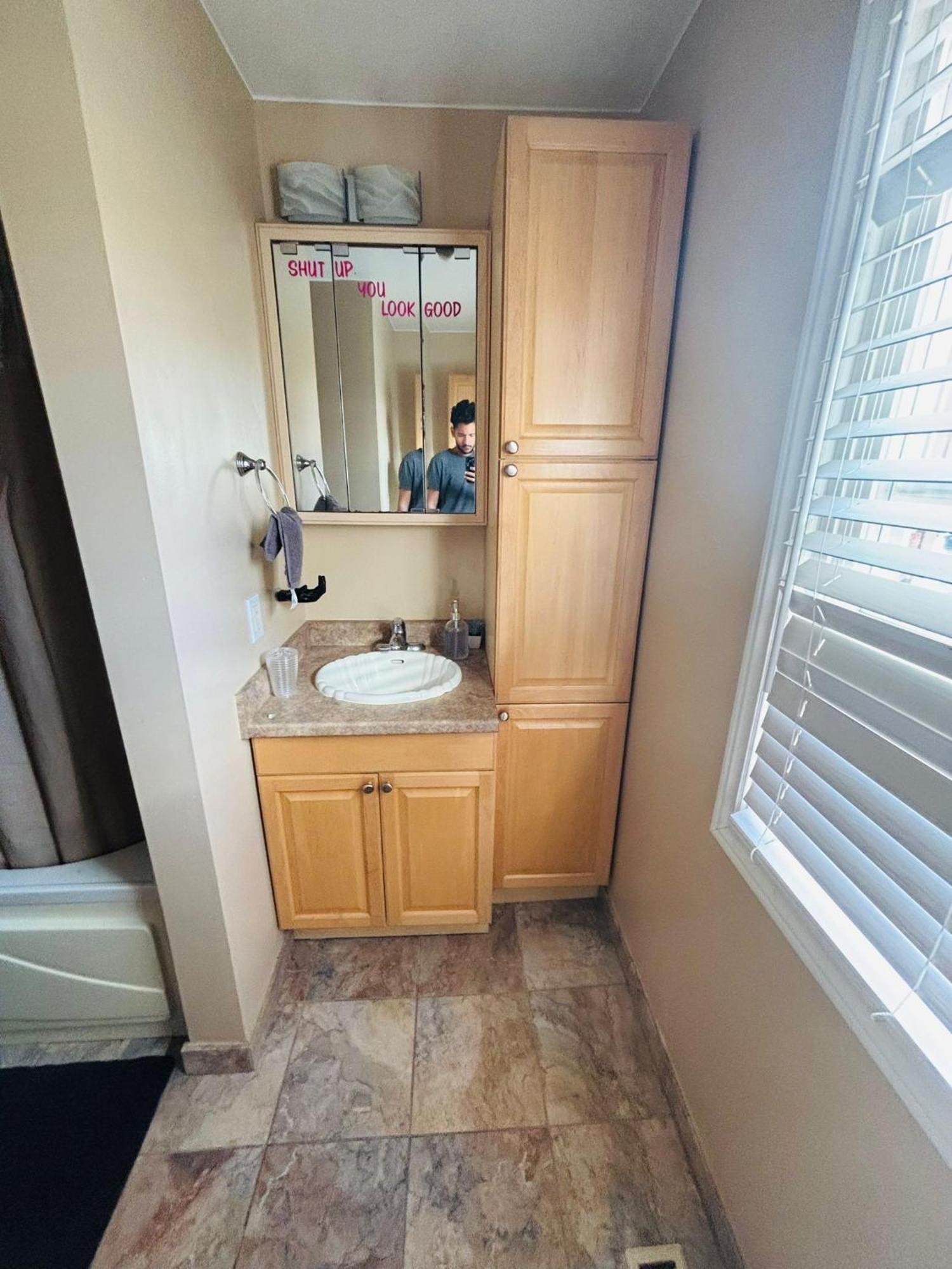 Room With Private Patio Next To Toronto Airport ميسيسوجا المظهر الخارجي الصورة